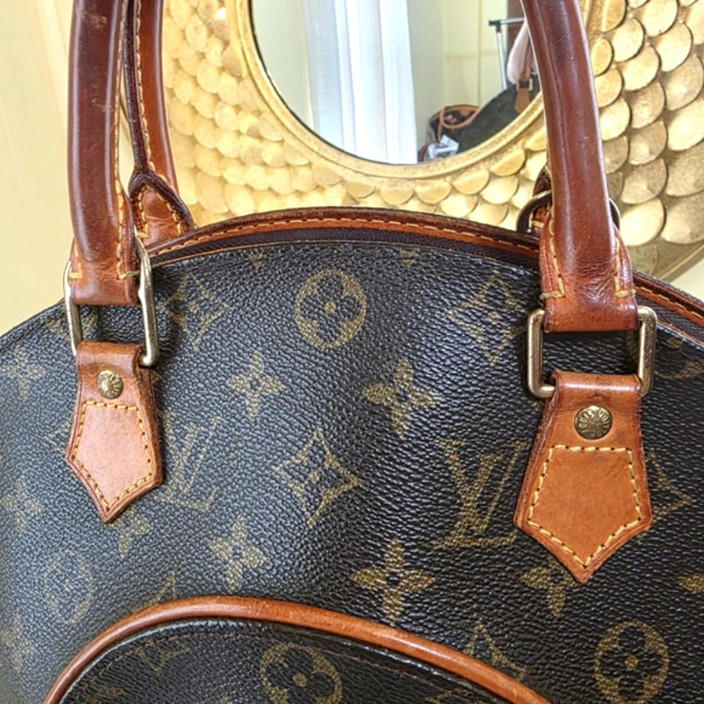 Louis Vuitton Brown Monogram Shoulder Bag with Classic Design - Picture 5 of 12
